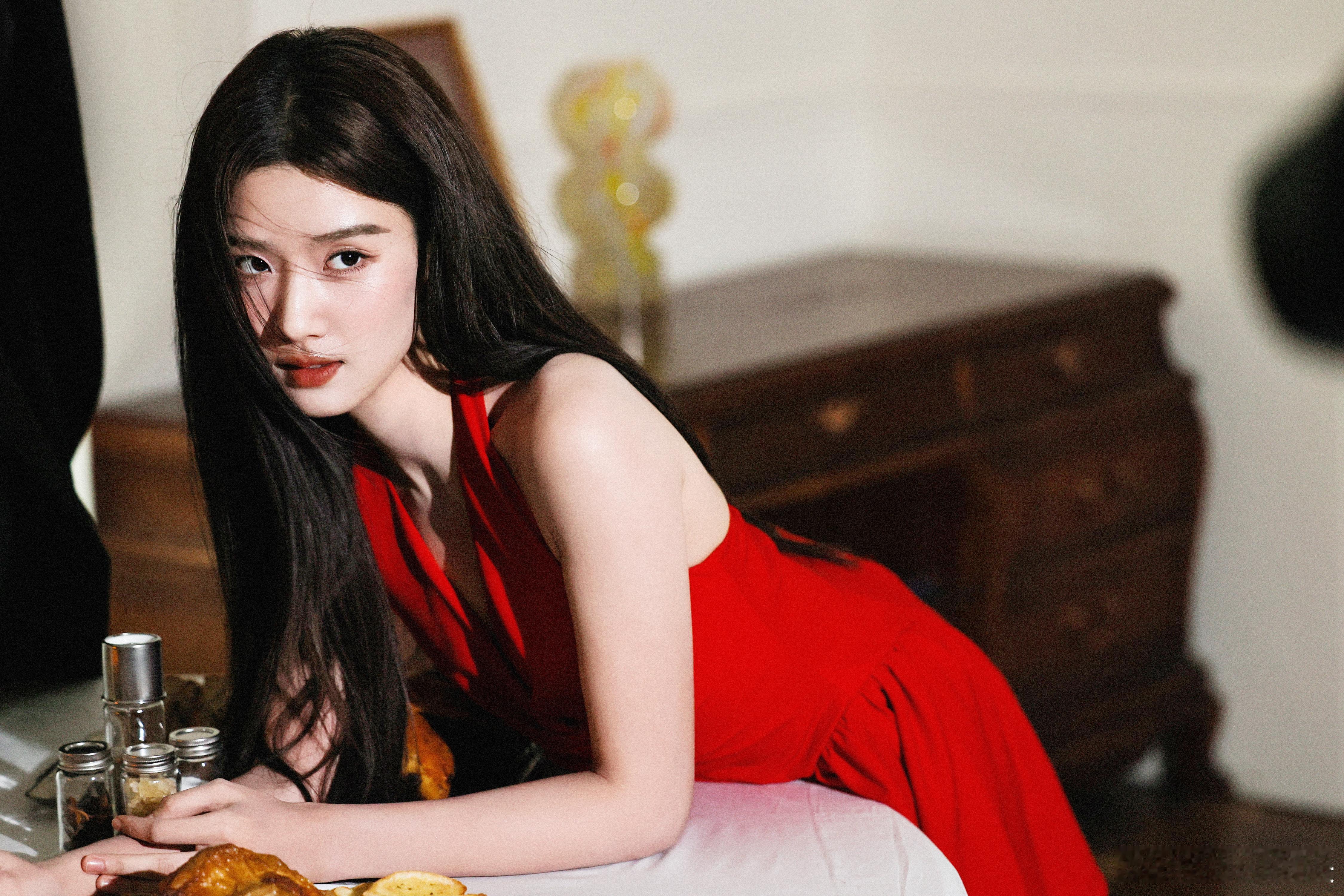 卢昱晓早该这么穿了卢昱晓红裙造型杀疯了！挂脖设计展现完美肩颈，与红酒鲜花的适配度