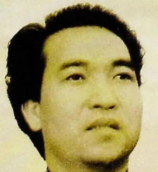 1992年，他放弃中国国籍，转头加入英国。在英国，他打扮成乞丐，四处捡废品，引人