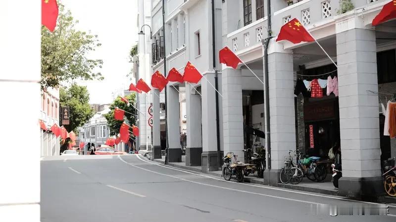 国庆时街道挂国旗，那必须能激发我的爱国热情！像七一街道和西固区福利路街道，国庆时