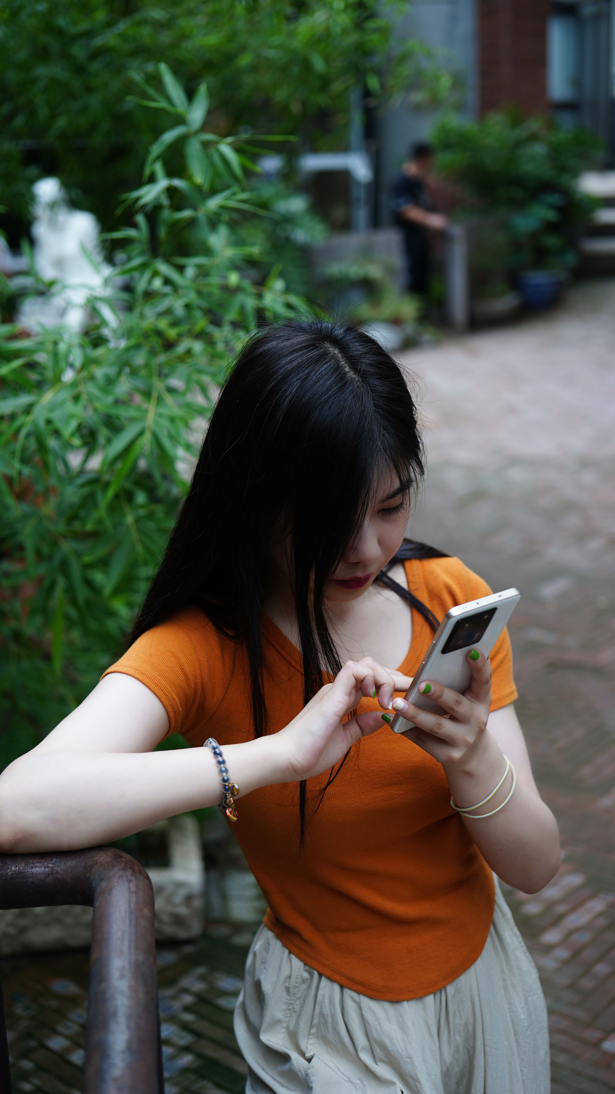 哦不！！！没有照片库存了手机里找到以前的照片那你们猜猜我手里的手机是谁家的？我的