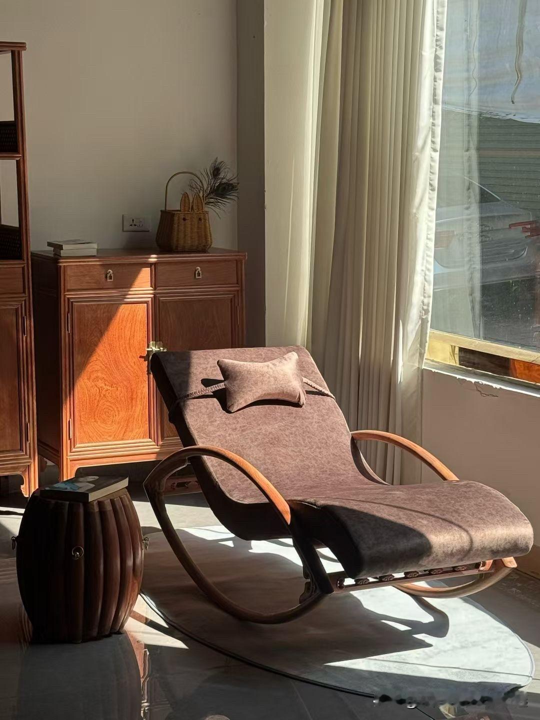 木韵藏雅，静享时光。
从本体的榫卯到摇椅的曲线，
每一处都是东方美学的温柔表达，