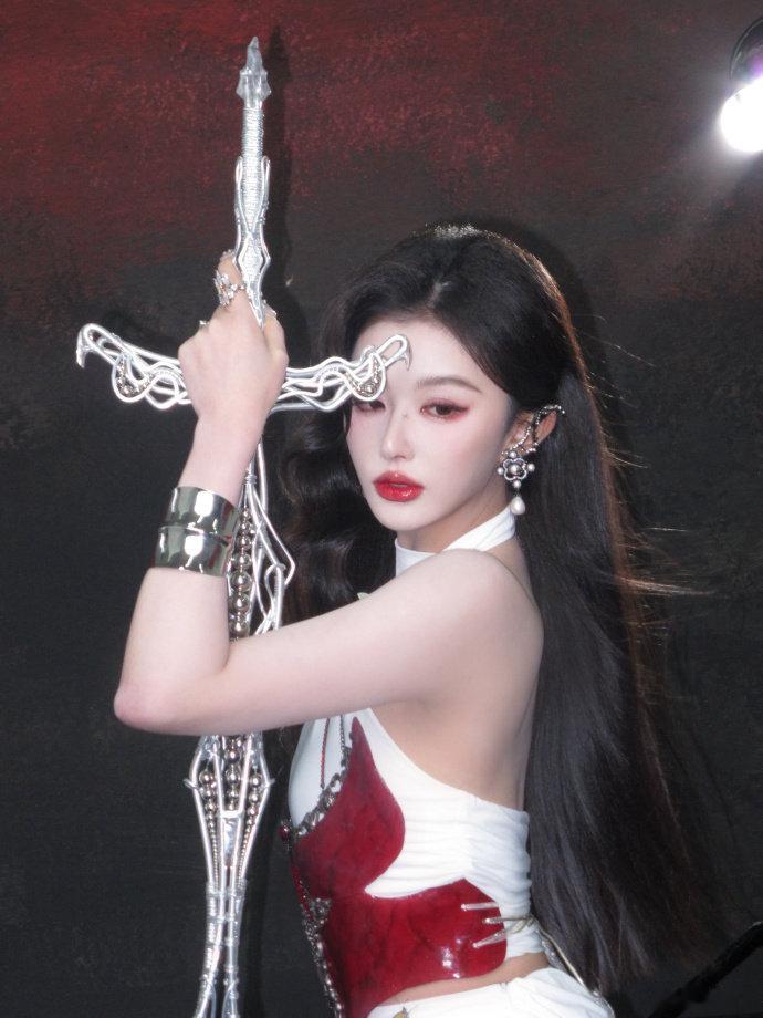 孔雪儿赛博女王妆孔雪儿蝴蝶女神 孔雪儿这组好美呜呜呜分明是赛博女神降临!!孔雪儿