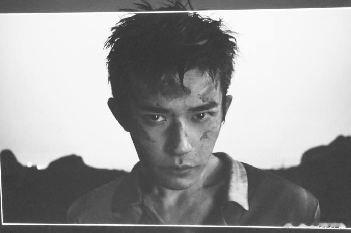 易烊千玺步履依旧激荡探索易烊千玺这一年内在坚守与外界推搡交织易烊千玺不被外界左右