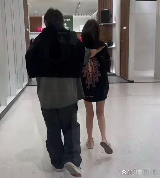 懒懒终于上位，王思聪去科隆参加游戏展，身边就跟着懒懒一个女生 ​​​