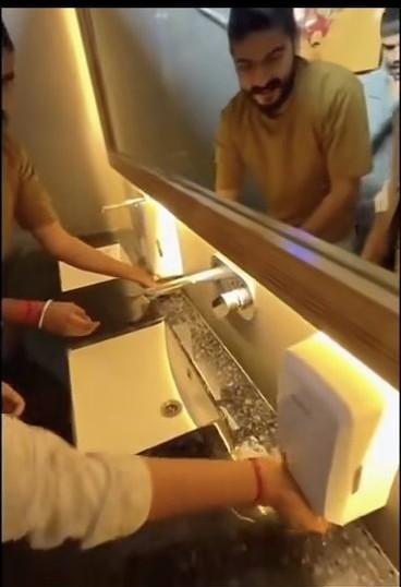 近日，有人发视频，几个印度人，在日本一处公共厕所，拼命挤洗手液，挤了以后也不用，