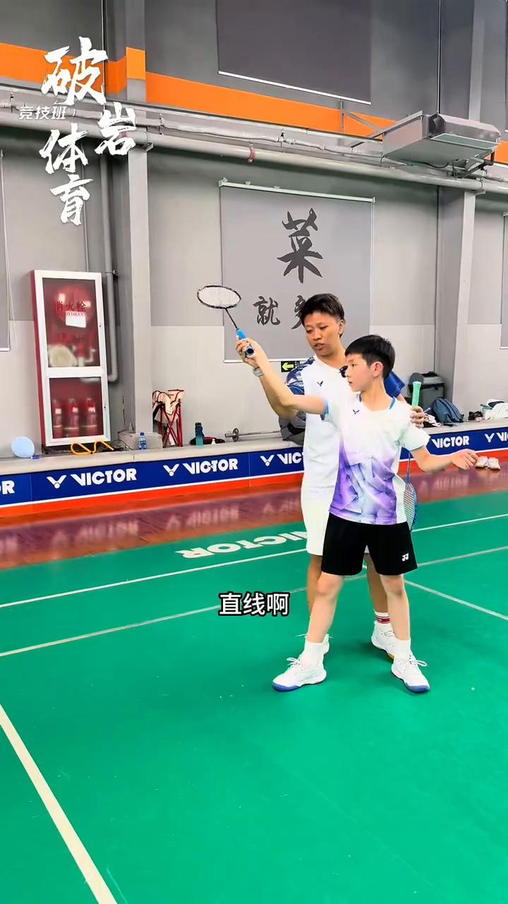 印尼外教训练课：过渡及扑球纠正。
拍子向后引太多了，拍子立起来，腰要转，控制，胳