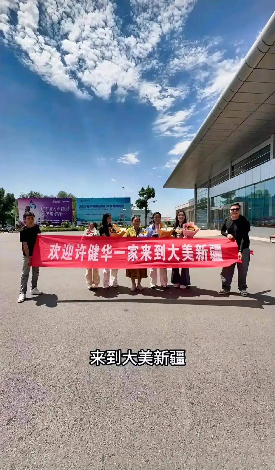 ​谢浩男妈妈一家，跑到新疆是去带货的。她们出了机场，就有两个小伙子来接她们，给她