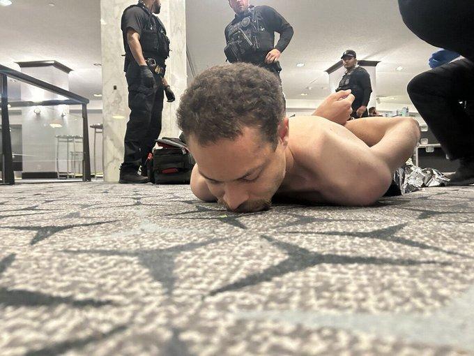 白宫记者晚宴嫌疑人科尔·艾伦在开枪前向家人发送了反特朗普宣言
据媒体报道，白宫记