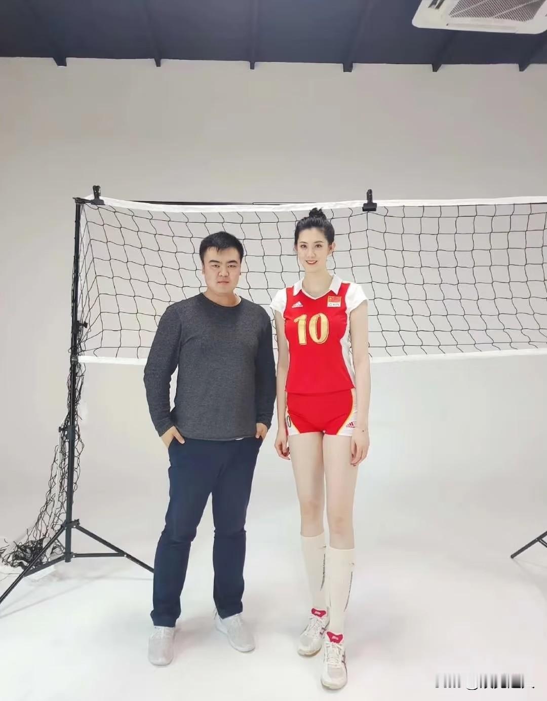 说起“女排一枝花”，老球迷心里肯定立马蹦出薛明的名字。

这姑娘当年是真猛，1米