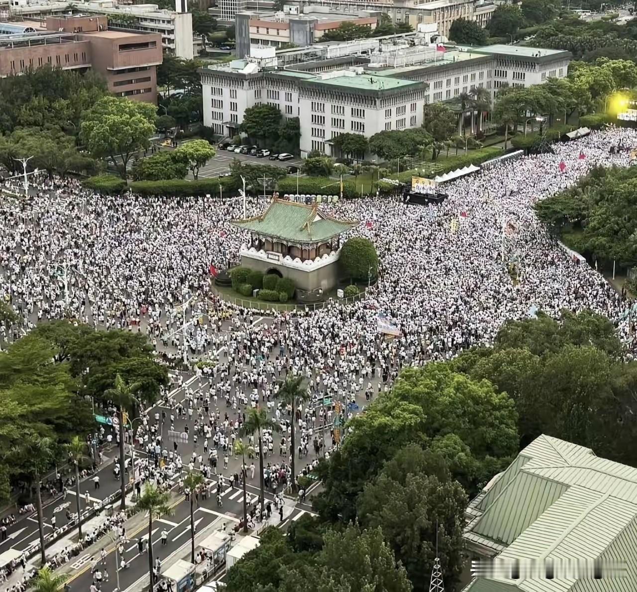 谁都没想到！一场毒油风波，正在悄悄加速两岸统一的步伐
 
很多人一直在关注台海局