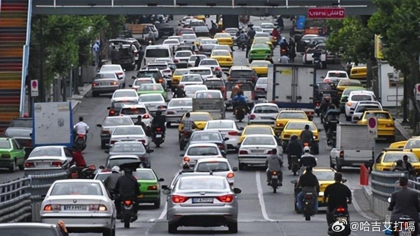 凤凰新闻【凤凰女记者：德黑兰“大部分人都麻木了”】哈梅内伊身亡后，德黑兰有民众哀