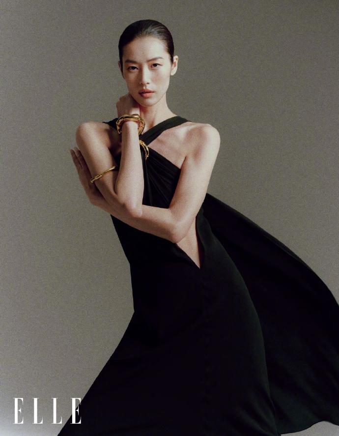 在 ELLE 三月刊的时尚舞台上，刘雯这位顶级超模再次展现出了令人叹为观止的魅力