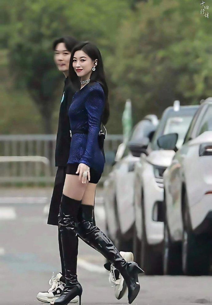 靴子还能露脚趾？这到底是谁设计的？朱珠这双靴子，怕不是又要带起一波新时尚了吧？ 