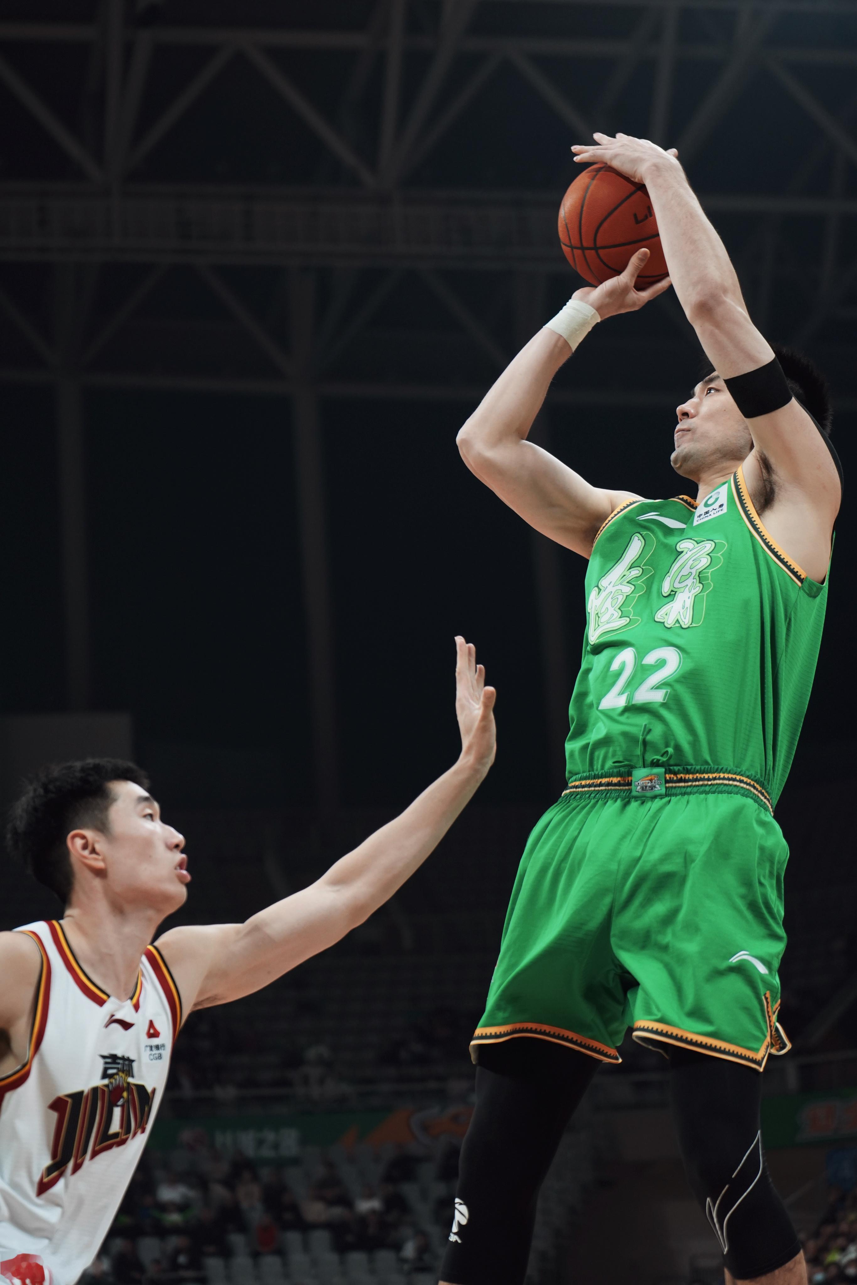 李晓旭迎来了真正意义的第21个CBA赛季首秀！出场20分钟，2投2中，贡献5分2