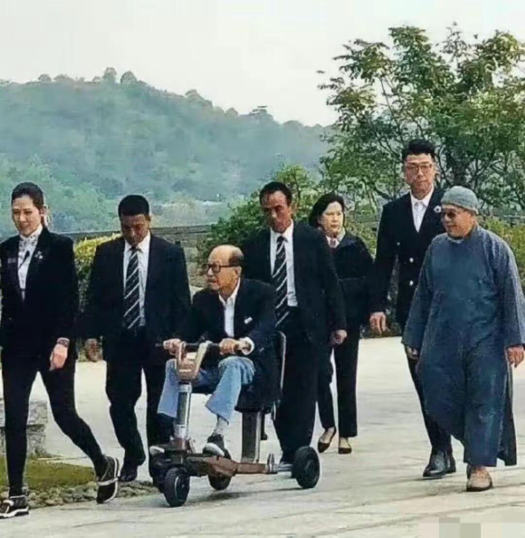 李嘉诚确实老了，已经96岁了，需要轮椅出行了。

不过，这个轮椅也不是那种推着走