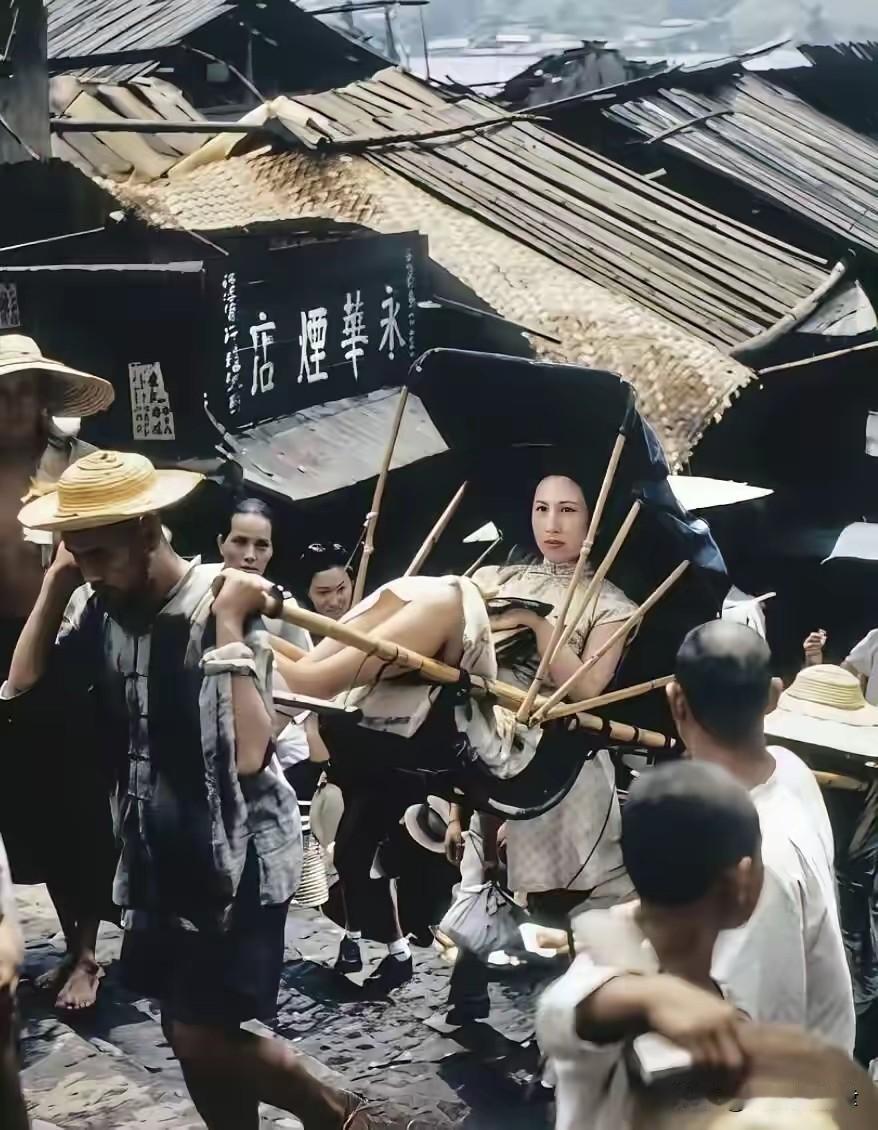 1940年重庆大轰炸真实一幕：山河破碎之际，最刺眼的人间差距
 
这张拍摄于19