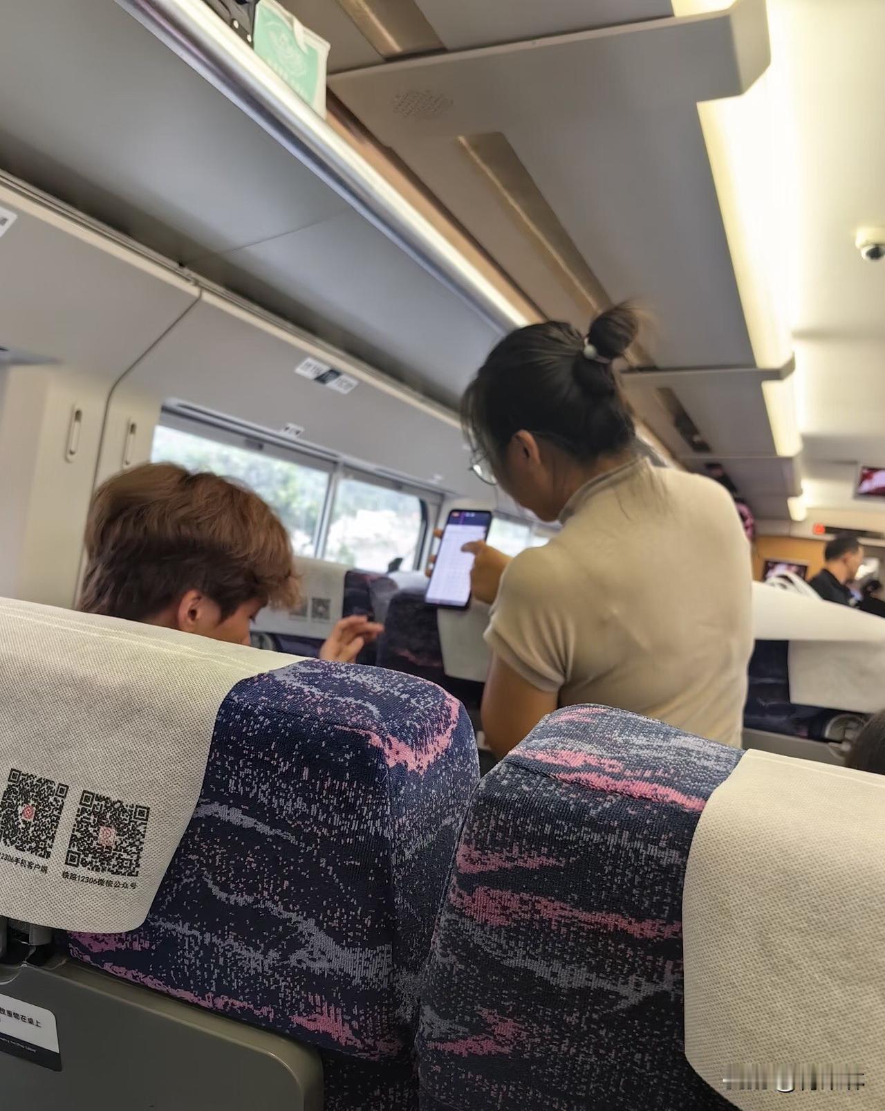 高铁上遇到要求换座的人你会同意吗高铁上被人要求换座，我一般看情况而定，要是只是前