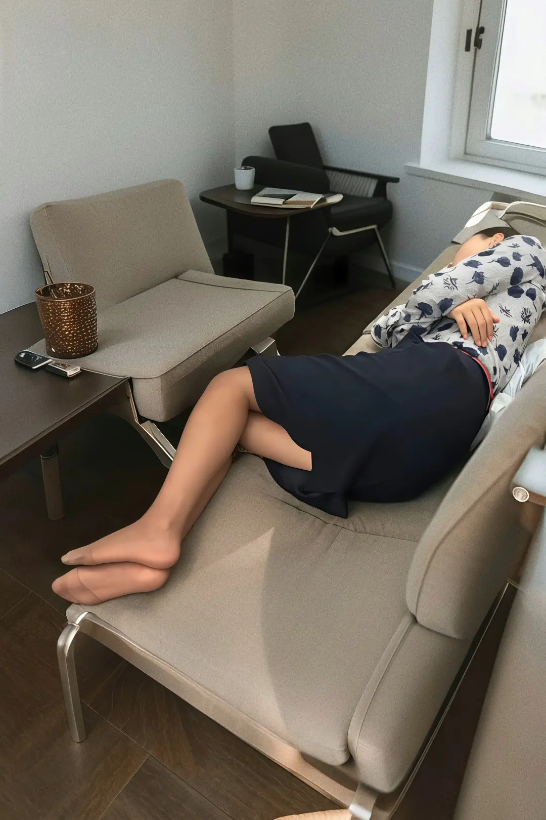 找一个空姐女朋友最放心了 不是在飞机上工作 就是在家睡觉