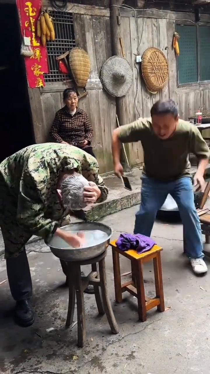 有人，这娘们可不像好人。完了。