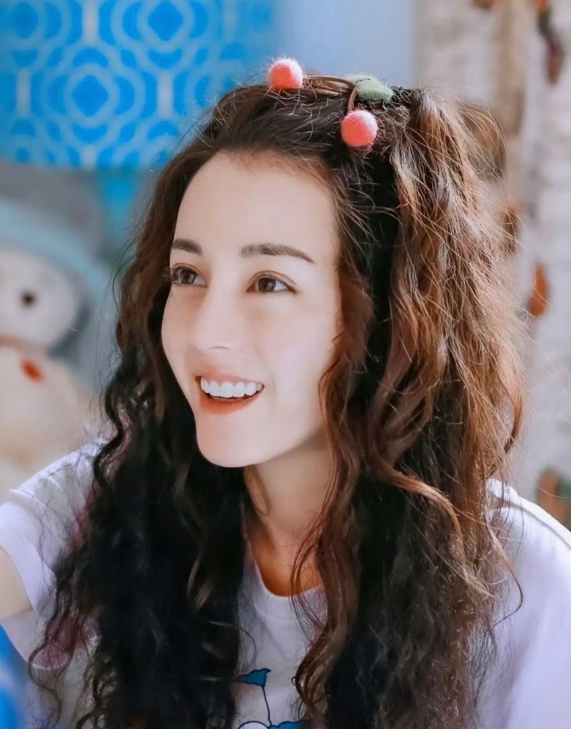 迪丽热巴漂亮的李慧珍18年得的金鹰奖有的人耳也不聋，眼也不瞎，只是心黑罢了。大概