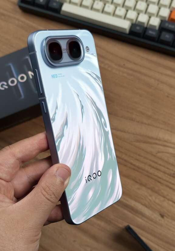 随手拍拍iQOO Neo11 至尊版，游戏玩家应该会特别喜欢这种小摄像头Deco