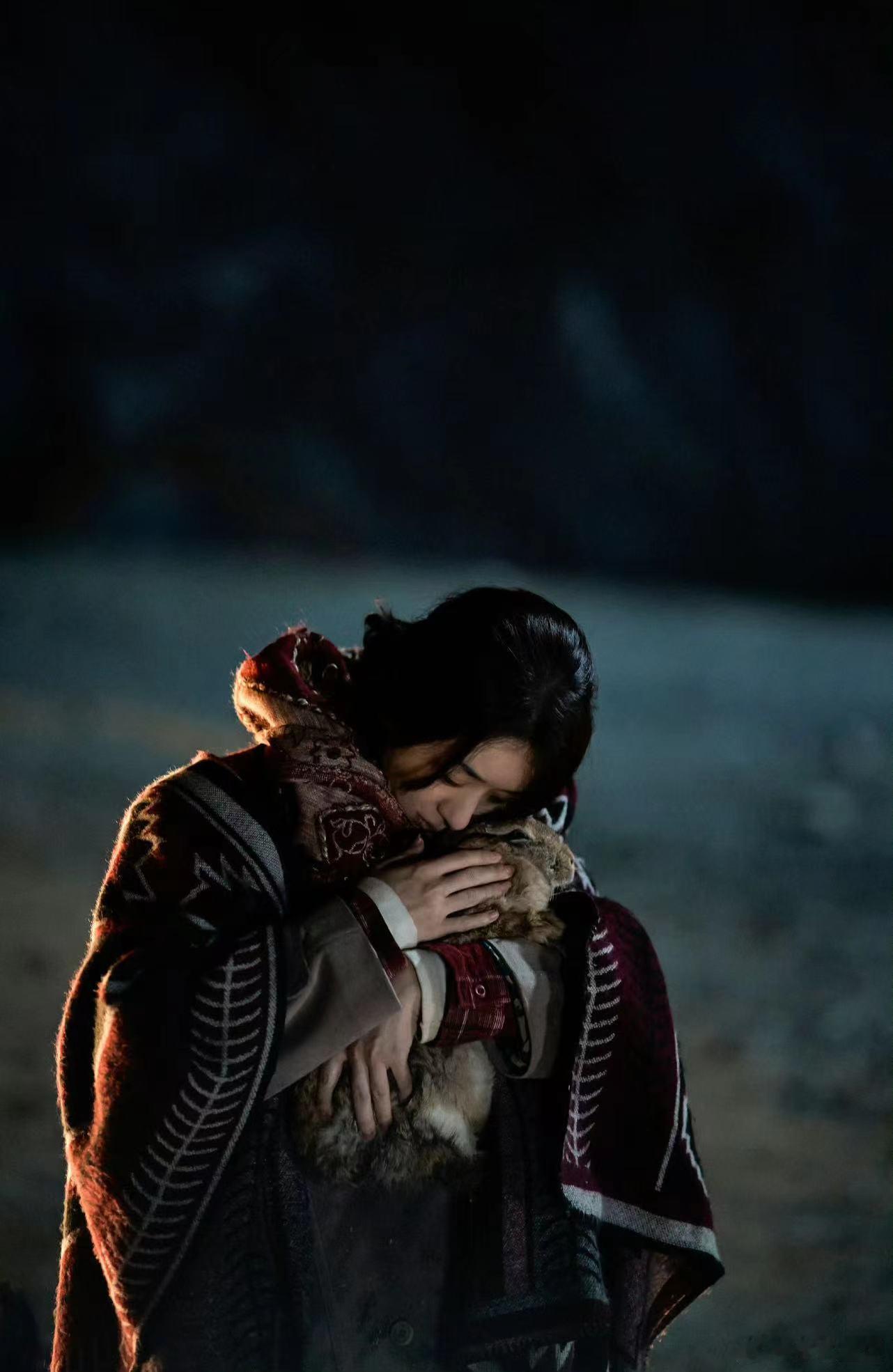 #赵丽颖抱兔剧照##赵丽颖穿民族服抱兔剧照#赵丽颖抱兔，剧照迷人。民族服绚烂，光