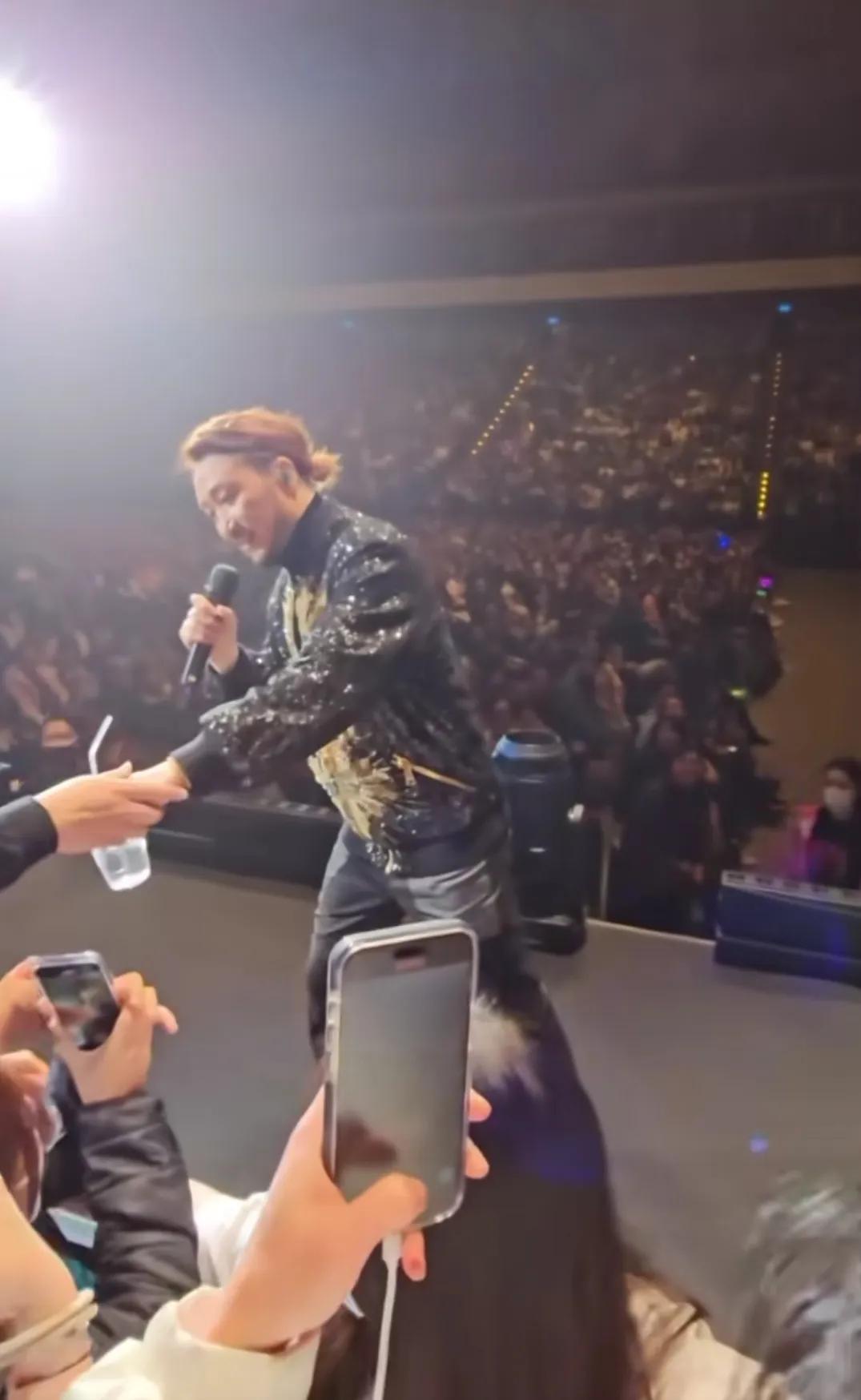 郑中基演唱会直生图
笑嘻嘻的郑中基看着挺亲切的
年轻的时候看他可丑了
觉得阿sa