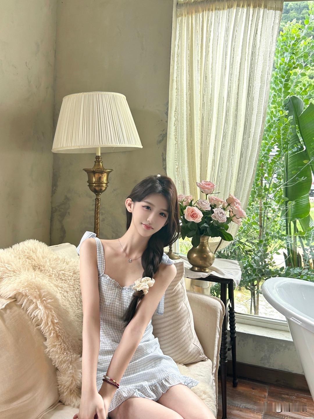 花影摇曳间，美人倚窗坐。