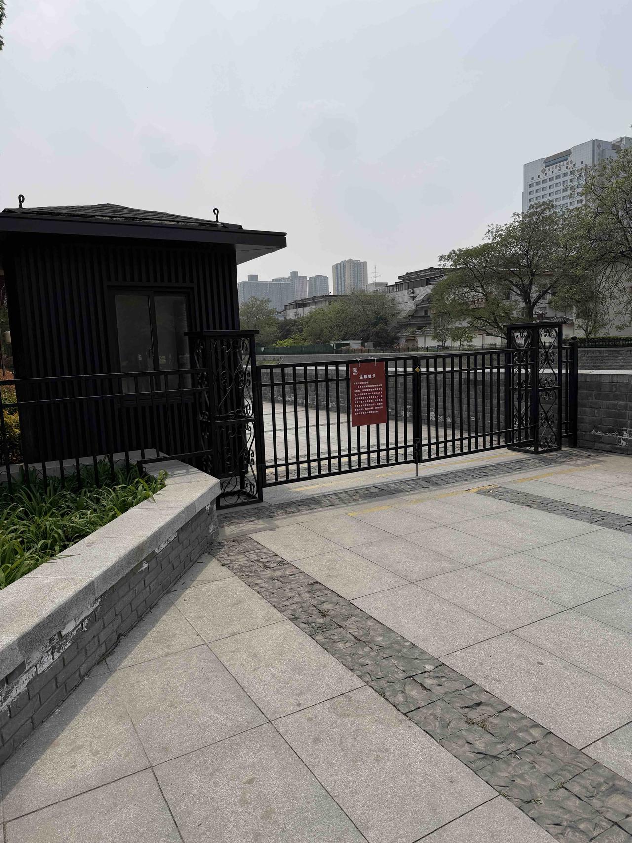 今天中午，我去西安玉祥门外南边的环城公园，不料，走近时，看到铁栅栏门关着，心里不