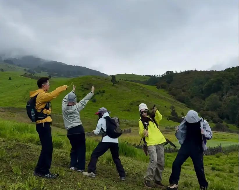 跟你们说个真事儿。五一前约饭，聊起出去玩带点啥，发现这帮朋友买装备的地儿全变了。