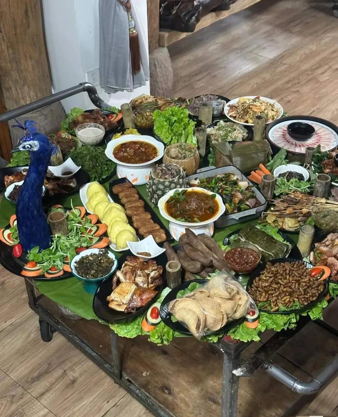 员工拿到的粽子是生的，根本没法吃，又没有地方煮，实在无奈之下才只能甩了，太心酸了