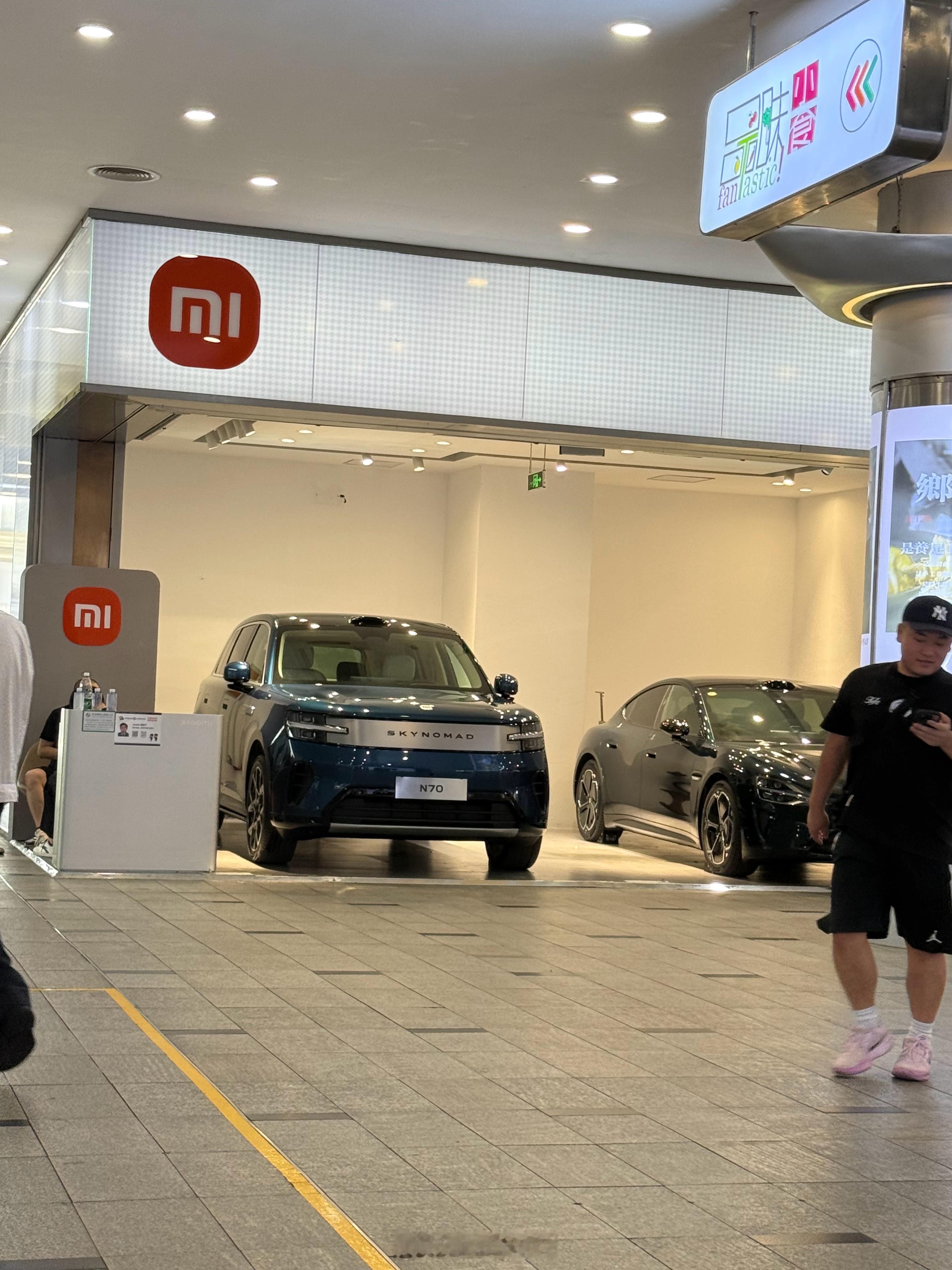小米澎程 N70 已经到展厅了，不过车是锁上的不给看内饰，估计还得等段时间吧42