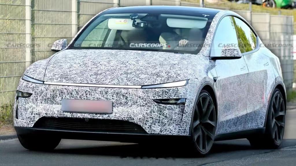 特斯拉新款 Model Y Performance 的原型车在德国纽博格林赛道进