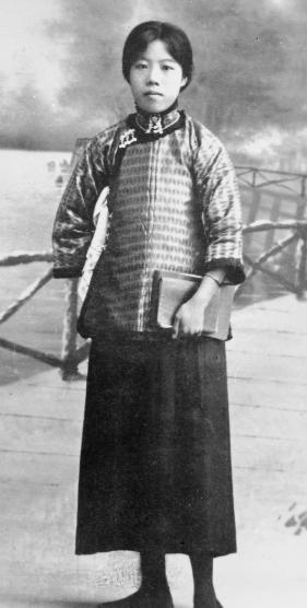 60年代，一个英国记者问邓颖超：为什么大家都互称同志，只有叫您先生为“总理”呢？