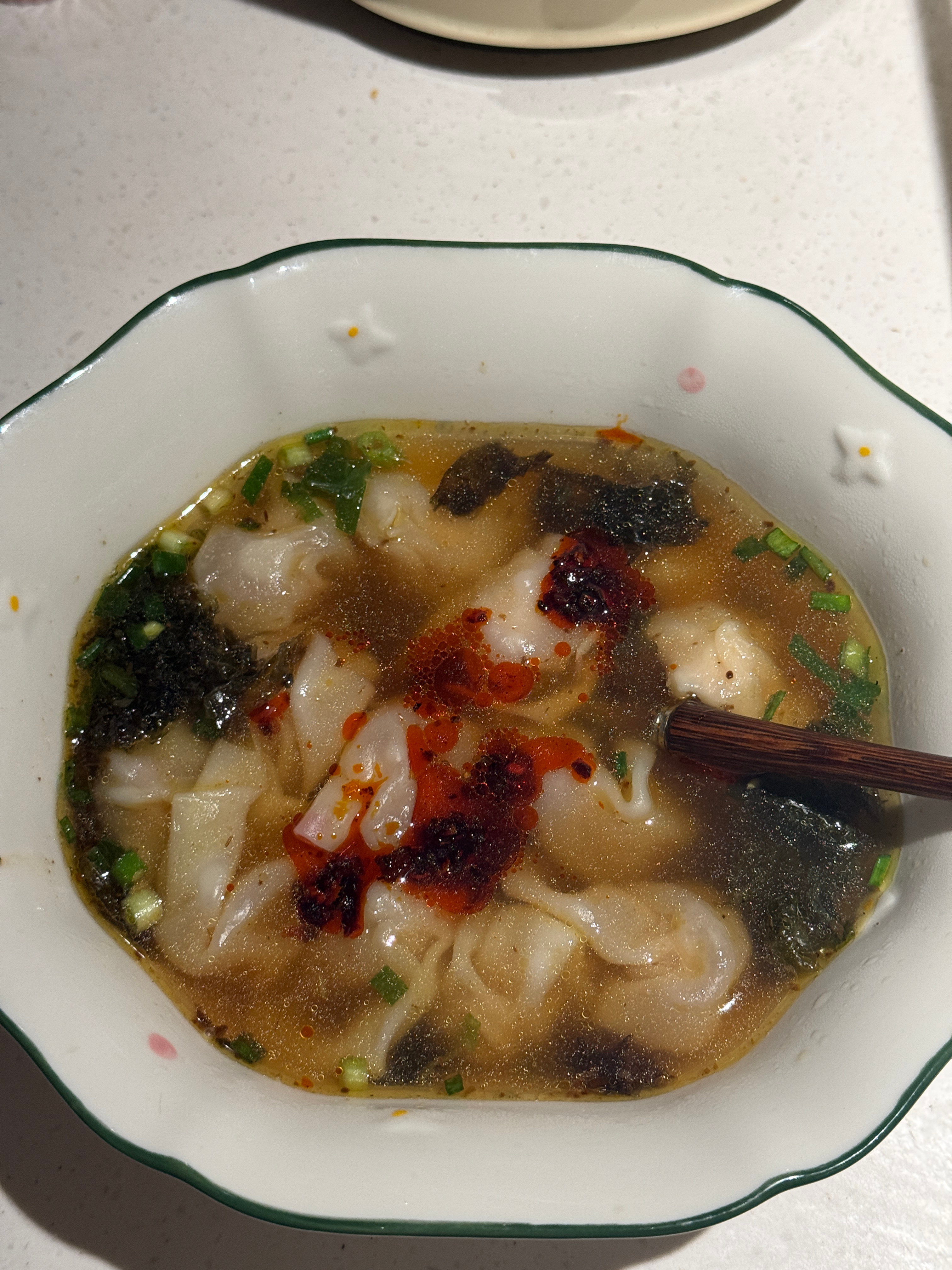 口味逐渐浙江化了，汤底放点葱花紫菜虾皮鸡精盐白胡椒粉榨菜丝，加几勺煮馄饨水，最重