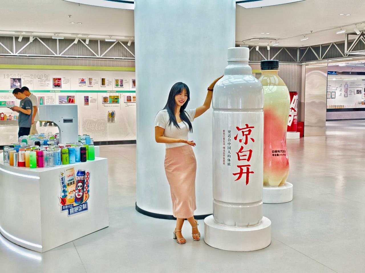 【网络名人咸宁行走进饮品研发中心‌】近日，2026年“网络名人咸宁行”活动走进华