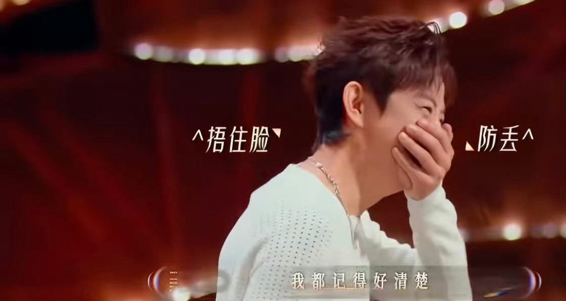 何老师还不退休迟早会出事”实为网友对何炅早年综艺名场面被翻出后的幽默调侃，背后是