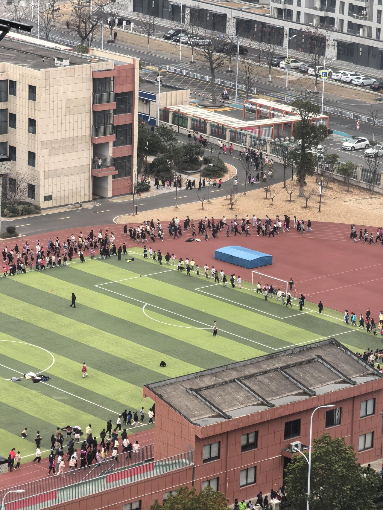 现在的小学还是很重视学生锻炼身体的。
      家楼下就是一所小学，早上八点多