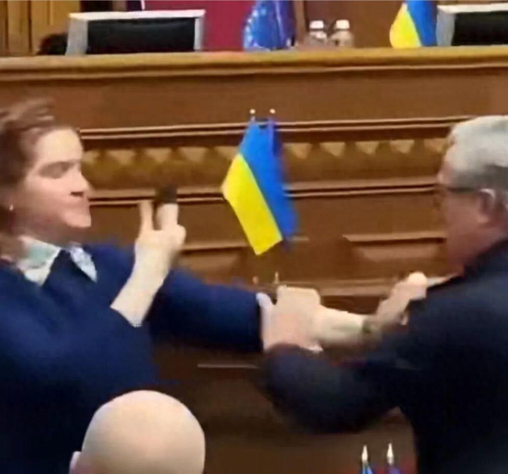乌克兰议会上演全武行：女议员封讲台逼总司令下台，高喊"谎报军情害死人"

本该是