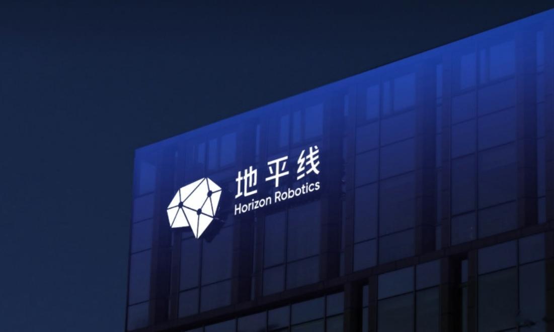 地平线的“四个飞轮”是一套层层递进的商业模式。第一飞轮：硬件规模，对标Mobil