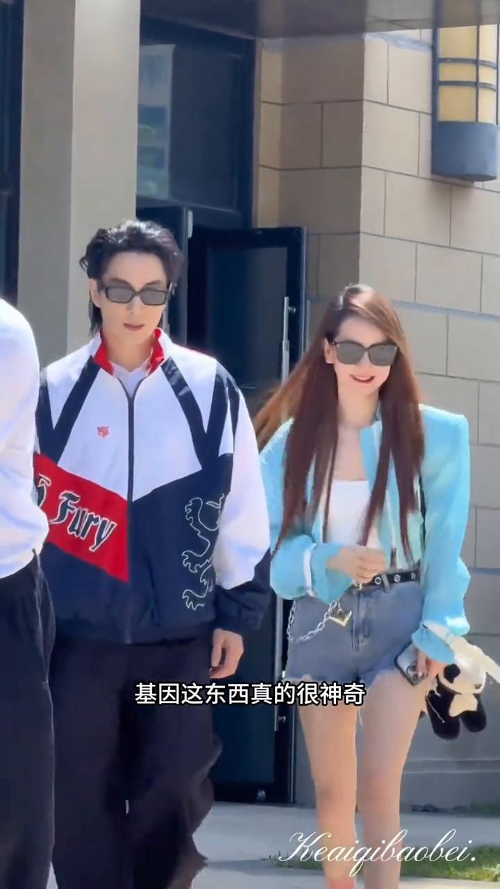 基因这东西真的很神奇。戚薇、李承宣带女儿现身蔡依林演唱会，一家三口好养眼。女儿l