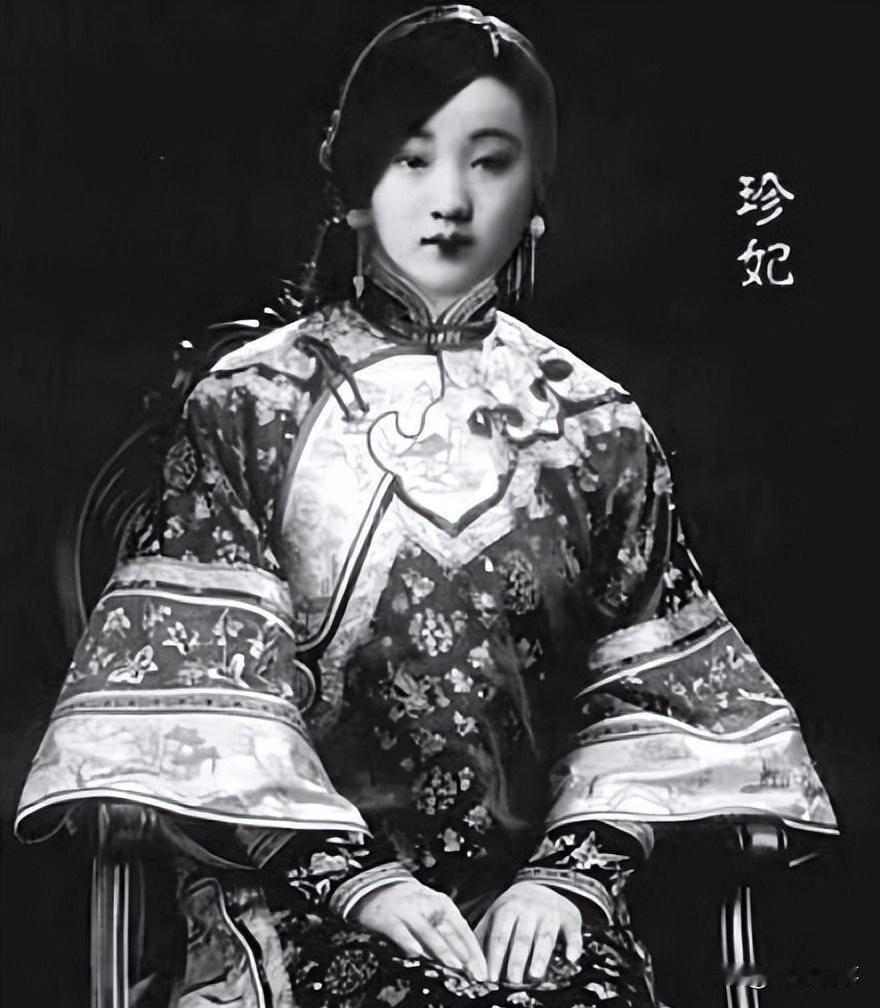光绪十四年，他他拉氏入宫封珍嫔，成了光绪帝载湉灰暗人生里唯一的光。载湉自登基便被