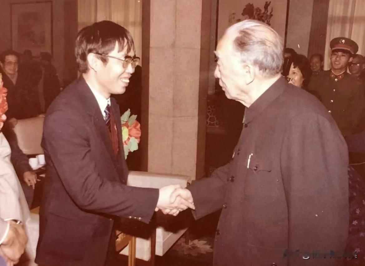 1985年11月26日，中共中央、国务院在人民大会堂举行盛大欢迎仪式，热烈欢迎载