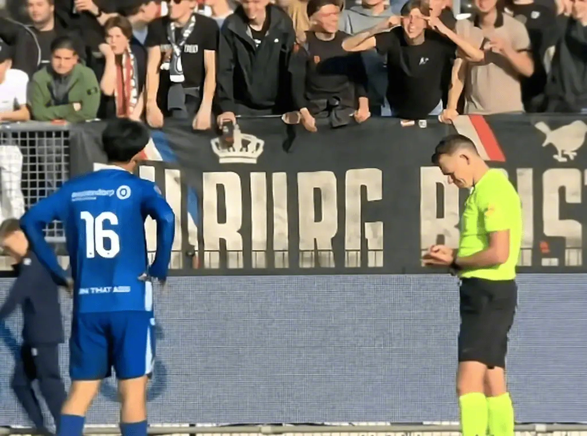 留洋小将王博豪遭种族歧视 荷乙赛场，有球迷对中国留洋小将王博豪做出“拉眼角”的种