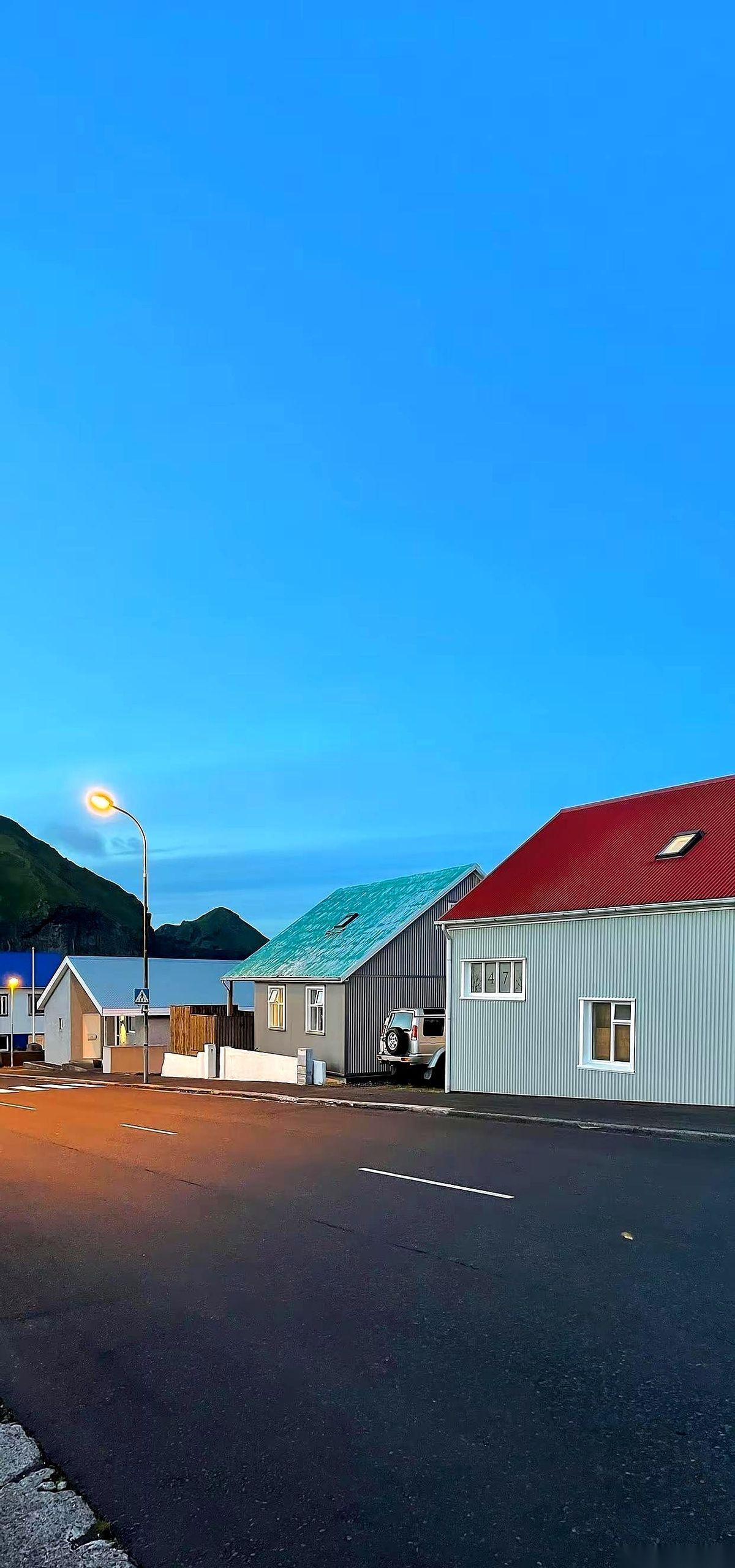 最要命的，根本不是家里穷。
而是他们一边把你推向残酷的战场，一边亲手卸了你的盔甲