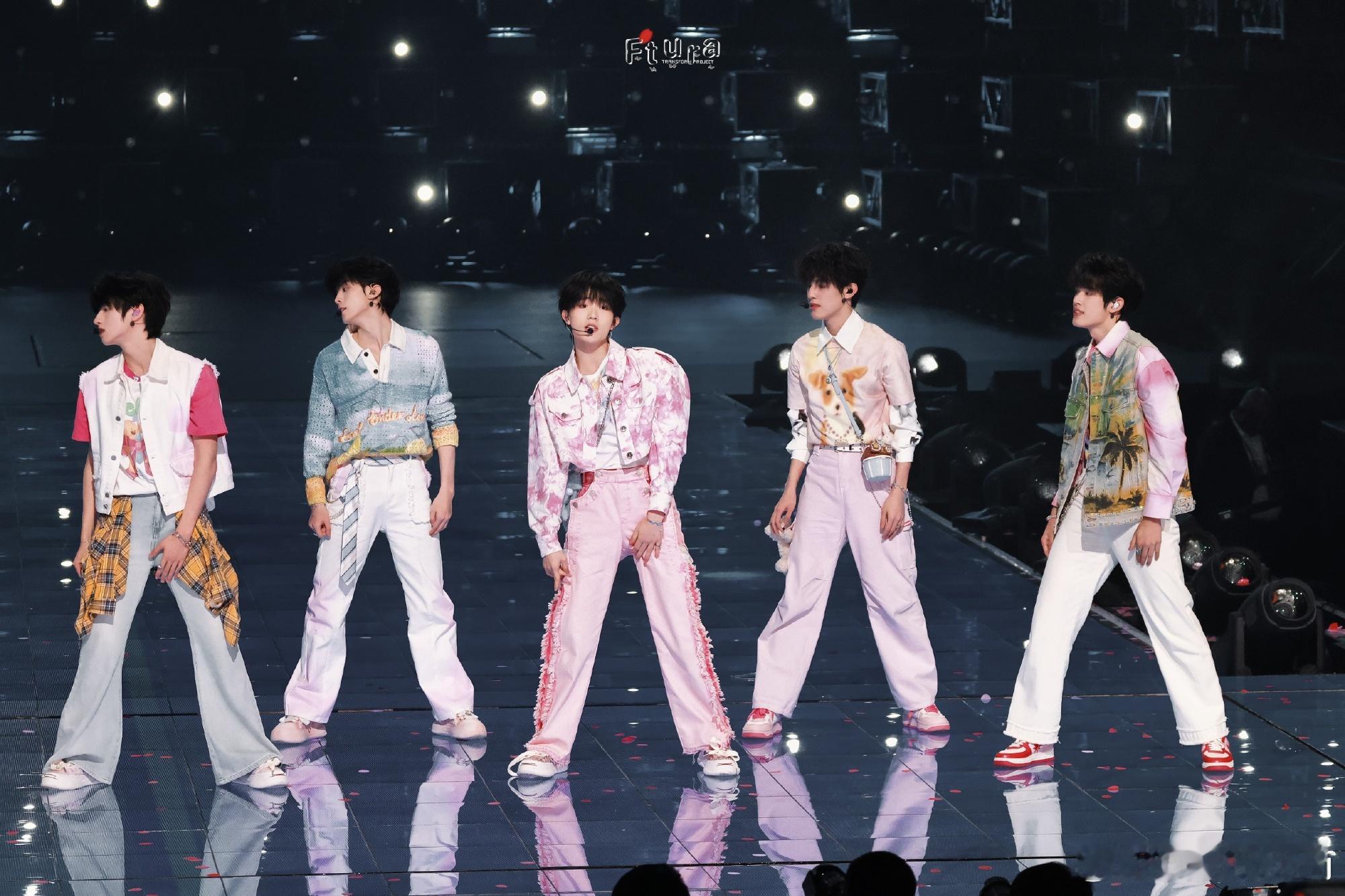 #登陆少年梦幻飘花舞台# 登陆少年的舞台，洋溢着青春的热情。《等你的回答》尽显少