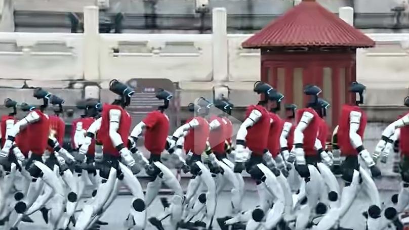 春节晚会，机器人在表演功夫。传到国外，他们说不相信。他们说是AI合成的。还有我们