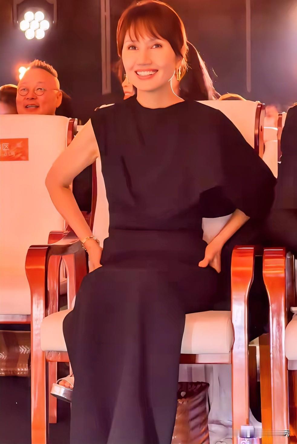特别喜欢的一位演员，气质如“白纸”般纯净，演技也“数一数二”！

她论颜值不如白
