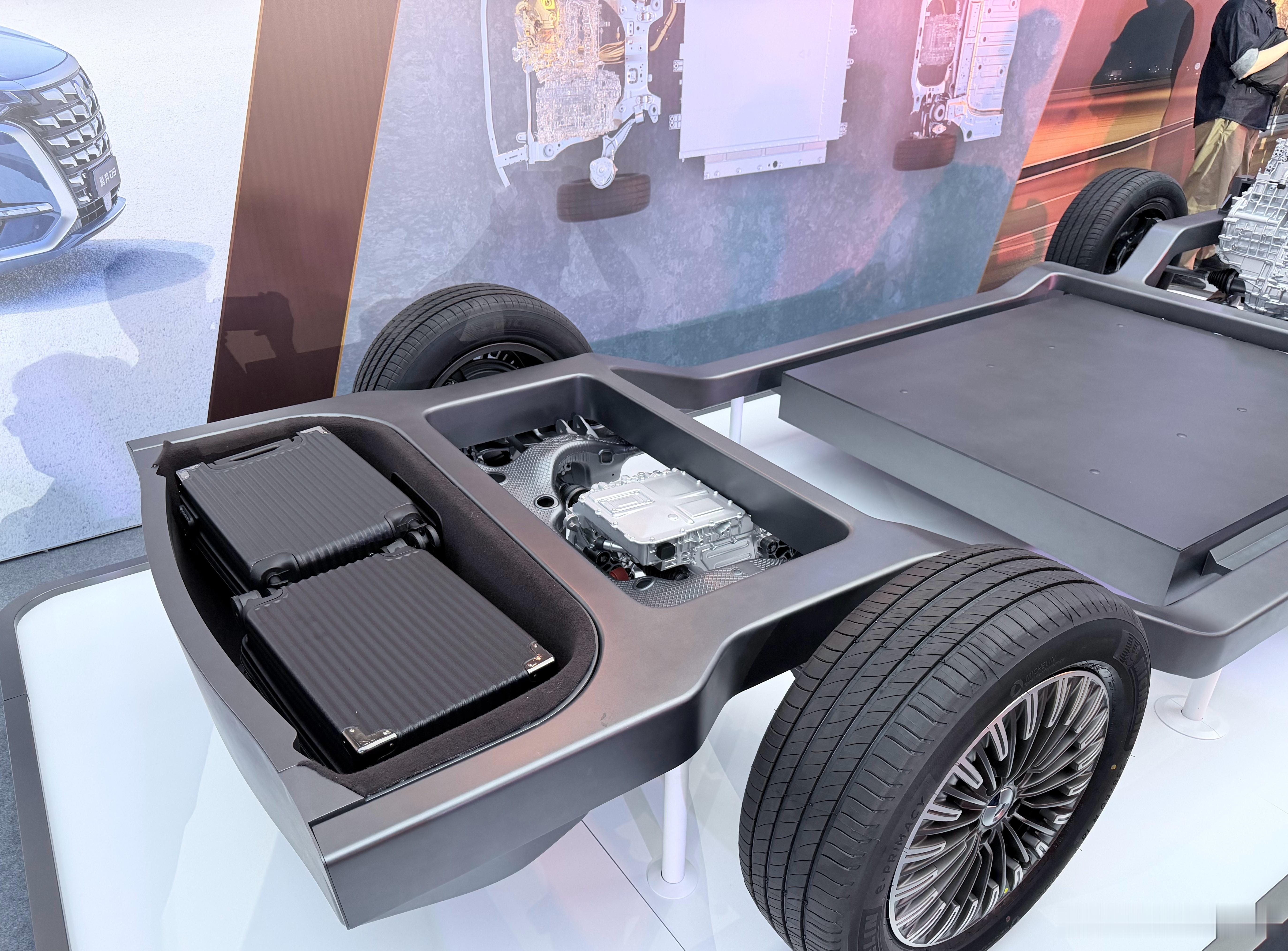 第二代腾势D9 上市即交付全球首创「合元」超集成动力平台126L下沉式储物空间，