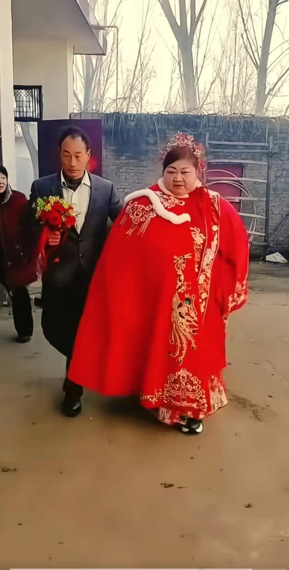 这男人眼光好，娶了个福相的老婆。